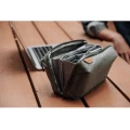 wklad-organizer-podróżny-travel-line-peak-design-tech-pouch-sage-v2-szarozielony-02.webp