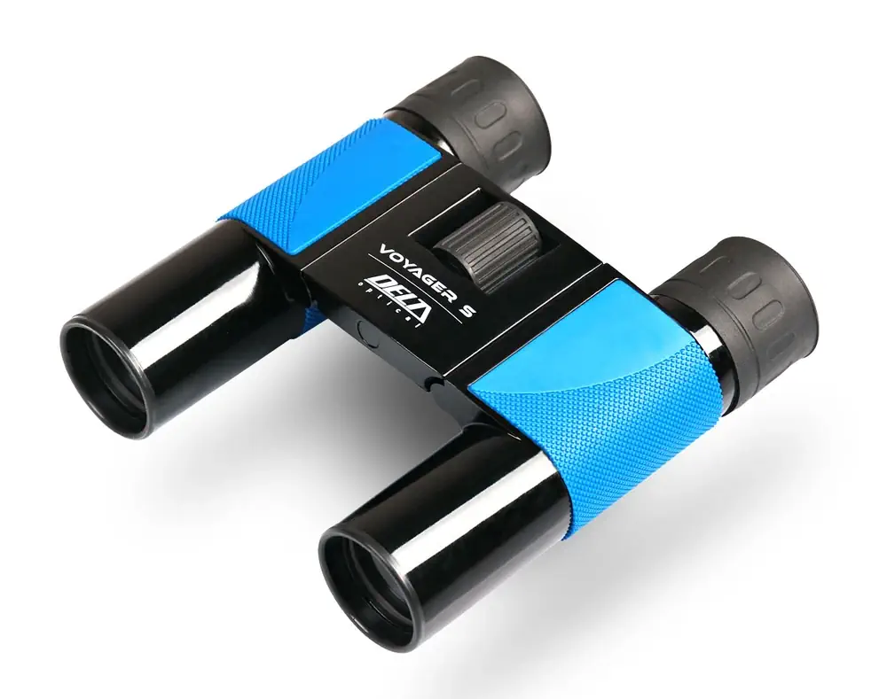 Mała lornetka 10x25 Delta Optical Voyager S w dłoni
